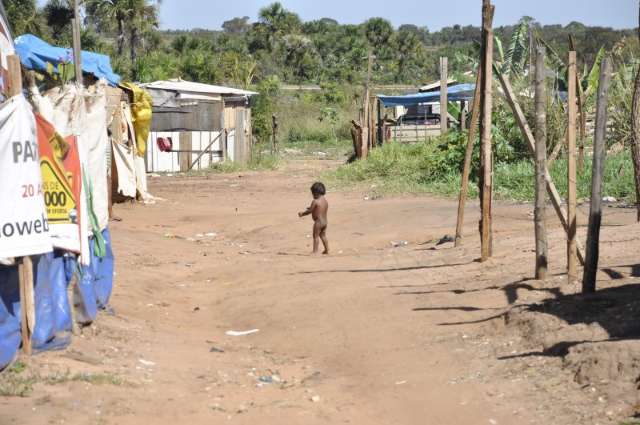 Prefeitura n&atilde;o freia avan&ccedil;o de favelas e fam&iacute;lias at&eacute; negociam barracos