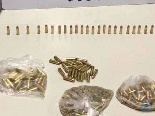 Pol&iacute;cia encontra mais de 400 muni&ccedil;&otilde;es escondidas em fundo falso de carro