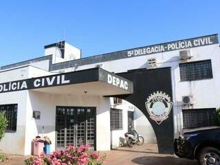 Rapaz finge dormir na rua para escapar da polícia, mas é preso por tráfico Rapaz finge dormir na rua para escapar da polícia, mas é preso por tráfico