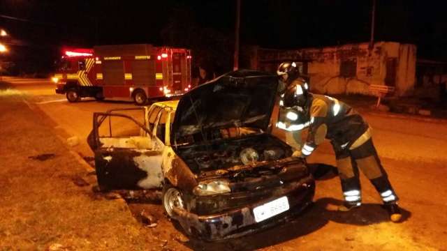 Briga na madrugada termina com duas pessoas feridas e ve&iacute;culo incendiado