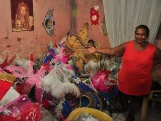 Dona Marilene Pereira, de 53 anos, mostra quarto lotado de fantasias. (Fotos: João Garrigó)