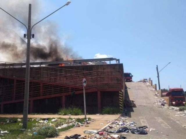 Inc&ecirc;ndio destr&oacute;i barrac&atilde;o e material de reciclagem no Dom Ant&ocirc;nio