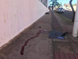 Marcas de sangue na calçada, na Rua Cubatão (Foto: Liniker Ribeiro)