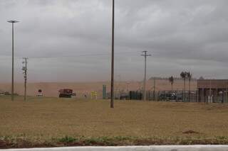 Ventania levanta poeira na região próxima a região do Nova Lima. 