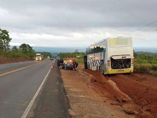 Motorista perde controle da dire&ccedil;&atilde;o e &ocirc;nibus com 38 passageiros sai da pista