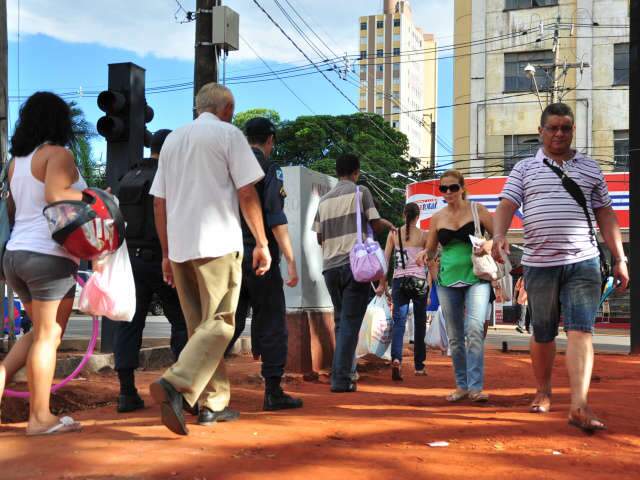  Terra vermelha: cena vista em bairros toma conta da principal avenida da Capital