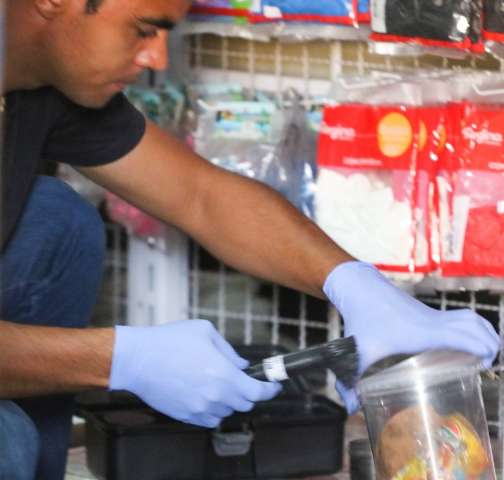 Assaltantes abrem forro e levam de pa&ccedil;oca a embalagens de loja de festas