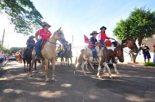 Cavalgada reuniu adultos, jovens e crianças em celebração à São Sebastião (Foto: Luciano Muta)