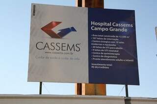 Placa detalha investimentos no hospital da Cassems. (Fotos: Marcos Ermínio)