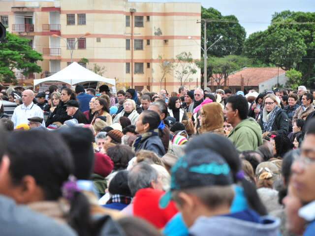  Fieis esquecem frio para assistir padre &ldquo;milagreiro&rdquo; na Pra&ccedil;a do Papa