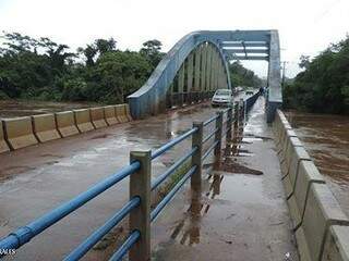Rio Miranda encheu e quase chega na ponte velha, como é conhecida. (Foto: Nelson Corrales/Facebook)