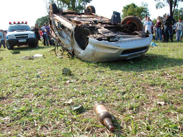 Menor que dirigia carro que capotou &eacute; indiciado por homic&iacute;dio e 5 tentativas