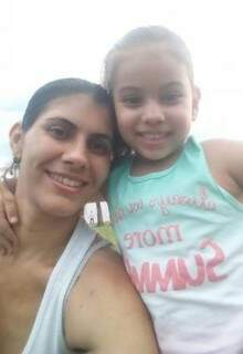 Camila Latre Dias com a filha Isadora (Foto: Arquivo pessoal)