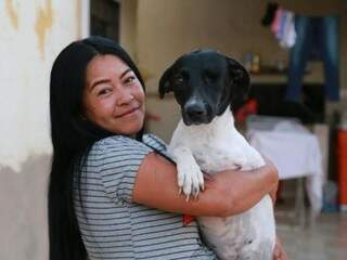 Miriam e a cadela Laika, resgatada das ruas. (Foto: Alcides Neto)