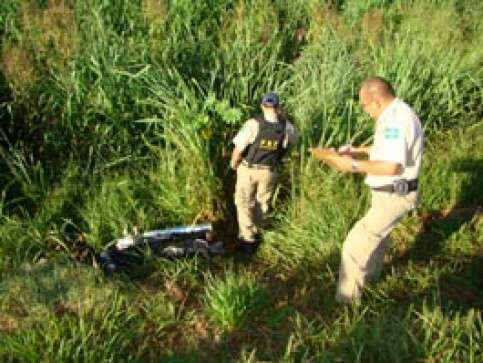  Moto cai em ribanceira e jovem morre na rodovia 163