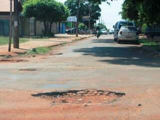 Buracos em rua do Jardim Água Boa; recurso emperrou licitação (Foto: Helio de Freitas)