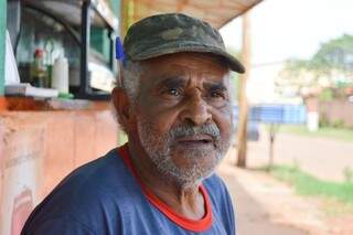 Aparecido Oliveira Santiago conta como é morar no bairro que viu nascer (Foto: Alana Portela)