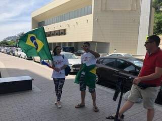 Mulher russa e o marido paramentados de Brasil a caminho do Rostov Arena (Foto: Paulo Nonato de Souza)