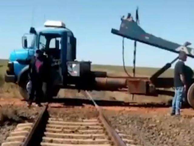 Protesto de caminhoneiros avan&ccedil;a e bloqueia at&eacute; a passagem de trem