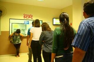Consumidores fazem fila para consultar nome ou acertar as contas com o Serviço de Proteção ao Crédito (Foto: Marcos Ermínio)