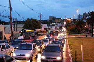 Congestionamento na avenida Afonso Pena após queda de arvore na via. (Foto: Rodrigo Pazinato)