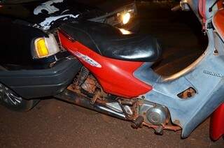 Com a colisão, a moto ficou presa no carro. Passageiro da motocicleta morreu. (Foto: Ivi Notícias)