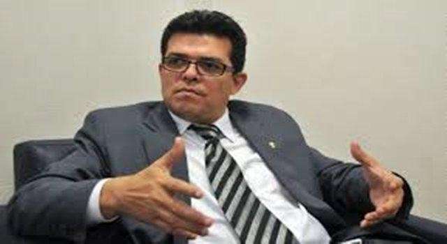 Prefeito chama oposi&ccedil;&atilde;o e prop&otilde;e pacto para salvar a cidade