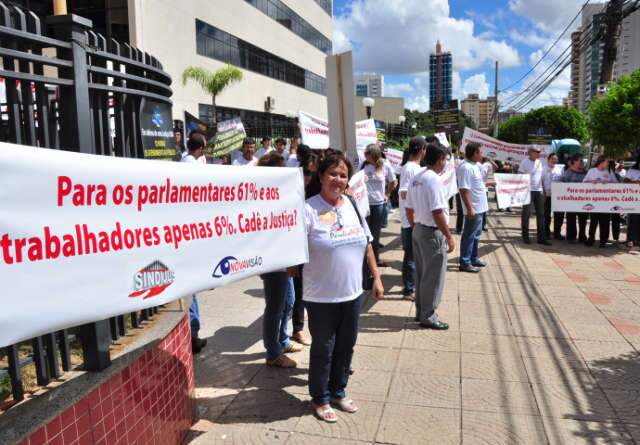  Em frente ao F&oacute;rum, manifestantes chamam servidores para  paralisa&ccedil;&atilde;o 
