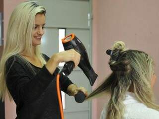 Cabeleireira trabalhou na área central, mas preferiu voltar para o bairro (Foto: Alcides Neto)