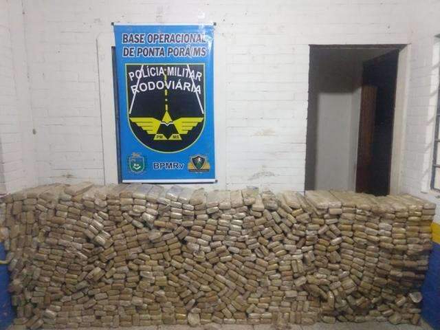 Pol&iacute;cia encontra 800 kg de maconha em fundo falso de carreta