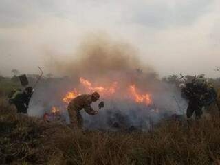 Brigadistas no combate aos incêndios na Chiquitania (Foto/Divulgação: Ministério da Defesa)