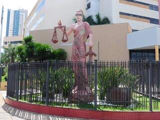 Estátua da Justiça em frente ao Fórum de Campo Grande (Foto: Paulo Francis)