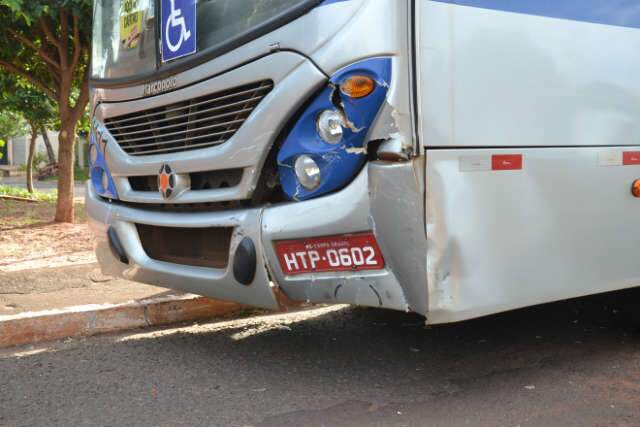  Crian&ccedil;a fica ferida em acidente de tr&acirc;nsito envolvendo &ocirc;nibus e carro