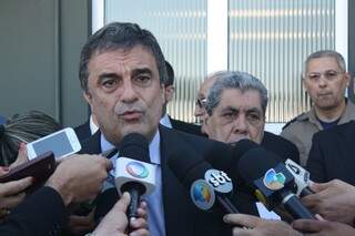 Cardozo falou com a imprensa depois de desembarcar em Campo Grande. (Foto:Marcos Ermínio)