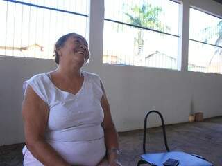 Apesar da preocupação com o impasse, o sorriso de dona Francisca é de quem tem fé em Deus (Foto: Marina Pacheco)