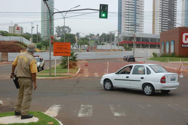  Tapume de metal cerca trecho da antiga furnas para obras de galeria