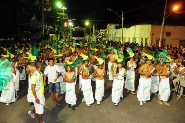 Prefeito cogita mudar lugar de desfile de escolas de samba em Corumb&aacute;