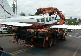 Avião foi levado para perícia (Foto:Divulgação)
