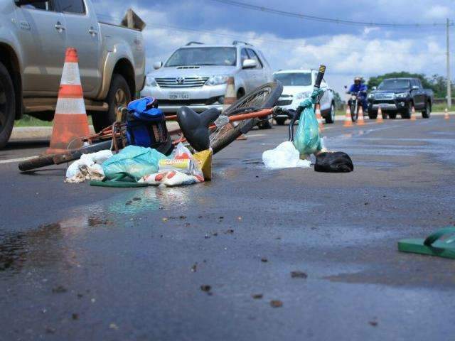 Ciclista &eacute; atropelado por caminhonete enquanto cruzava avenida