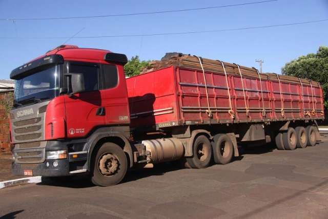 PRF apreende carreta carregada com madeiras sem documenta&ccedil;&atilde;o