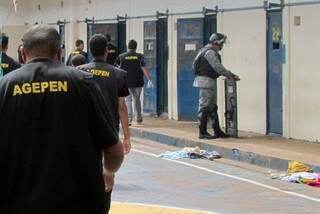 Em algumas unidades, a Agepen contou com o apoio da Polícia Militar, que atuou na contenção dos detentos para que os agentes pudessem proceder as revistas nas celas e demais espaços. (Foto: Divulgação)