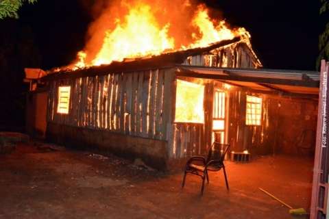 Casa é destruída por incêndio e dono é suspeito de provocar o fogo