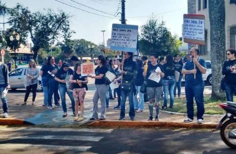 Após 40 dias de greve parcial, prefeitura abre negociação com professores