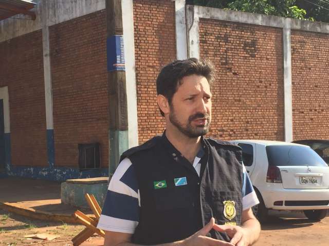 Agentes penitenci&aacute;rios cruzam os bra&ccedil;os por reajuste salarial em todo Estado