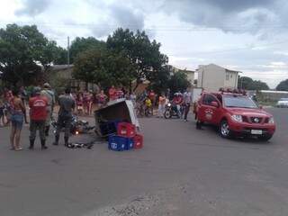 Vários moradores se aglomeraram na local do acidente (Foto: Fábio de Souza Lopes/Repórter News)