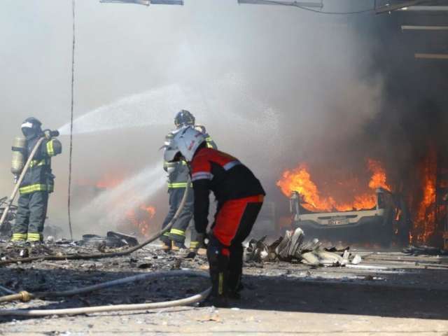 Caminhonete de cliente foi destru&iacute;da por inc&ecirc;ndio em loja no Centro