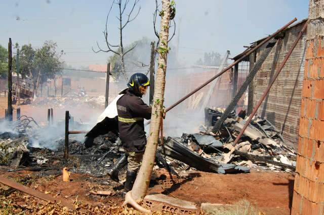  Inc&ecirc;ndio destr&oacute;i barraco onde morava catador e atinge sede de projeto social