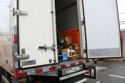 Dupla rouba carga de fast food de caminhão estacionado em posto