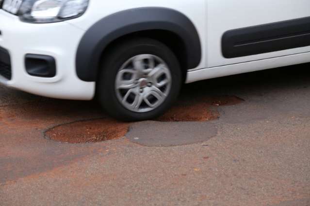 Ruas s&atilde;o tomadas por &quot;crateras&quot;, mas Bernal suspende tapa-buraco