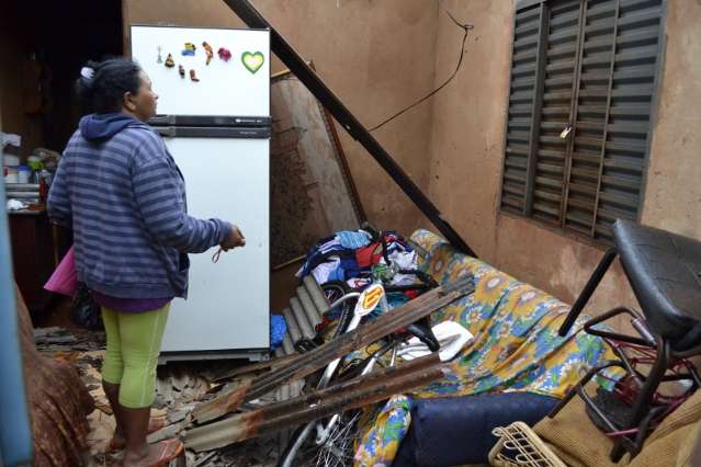 Vento arranca telhado de resid&ecirc;ncia e moradora passa mal